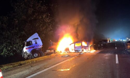 LlMA MAUT NAHAS EMPAT KENDERAAN DI KLUANG