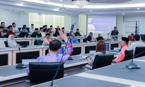 MELAKA KOMITED LAHIRKAN BELIA BERANI, BIJAKSANA, BERPANDANGAN GLOBAL