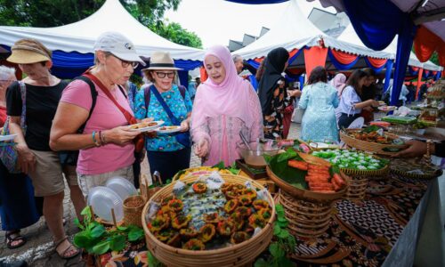 PERZIM PROMOSI MAKANAN TRADISIONAL MELAKA KEPADA PELANCONG ASING