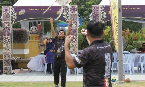 MELAKA ANGKAT SENI PEMBUATAN LAYANG-LAYANG
