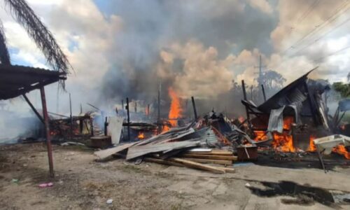 WANITA WARGA EMAS RENTUNG, 16 RUMAH SETINGGAN MUSNAH DALAM KEBAKARAN DI BINTULU