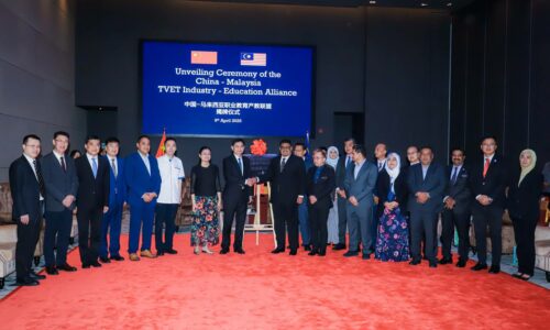 5 ANAK MELAKA TERIMA BIASISWA SAMBUNG PENGAJIAN DI CHINA