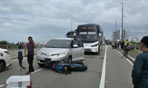 GARA-GARA ELAK BASIKAL, TIGA KENDERAAN TERBABIT KEMALANGAN