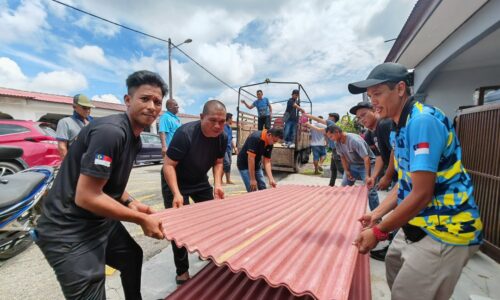 YB DURIAN TUNGGAL TURUN PADANG SEGERAKAN BANTUAN BAIKI RUMAH MANGSA RIBUT