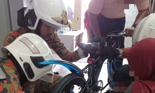 IBU DAN ANAK CEMAS, JARI TERSEPIT RANTAI BASIKAL