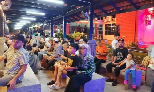 MENELUSURI SUNGAI MELAKA DALAM SUASANA HARI RAYA