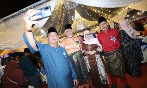 LEBIH 5,000 PENGUNJUNG SERIKAN RUMAH TERBUKA WARNA-WARNI AIDILFITRI DUN PENGKALAN BATU