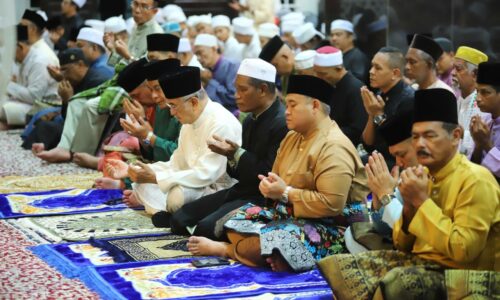 MELAKA ANJUR BACAAN YASIN, TAHLIL UNTUK ALLAHYARHAM TUN ABDULLAH