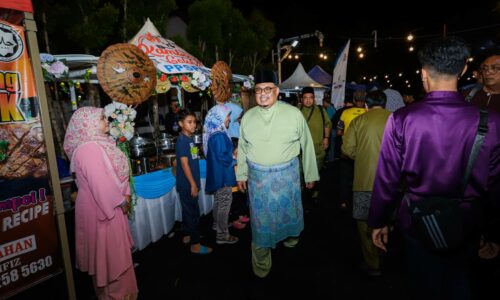 LUAR BIASA MERIAH, LEBIH 50,000 BERAYA DENGAN KETUA MENTERI MELAKA