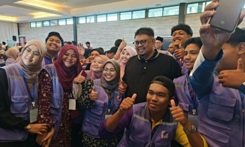 MELAKA KOMITED MENCORAK PEMIMPIN MUDA BERWIBAWA