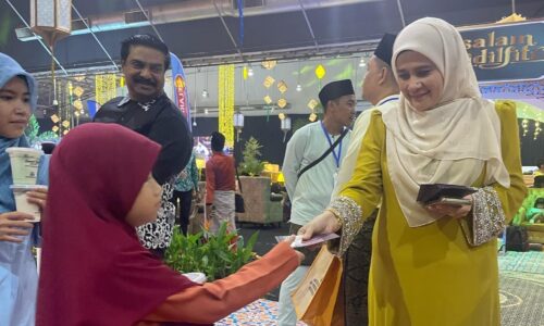 RUMAH TERBUKA AIDILFITRI SUNGAI RAMBAI HIDANG MAKANAN LAUT