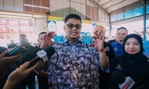 KAMPUNG DIGITAL: MELAKA BERI SUBSIDI RM5 TUKAR KAD PENGENALAN