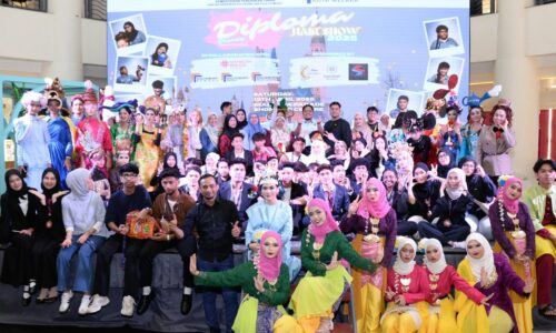 19 PELAJAR KOLEJ KOMUNITI KOTA MELAKA PAMER KEMAHIRAN DANDAN RAMBUT