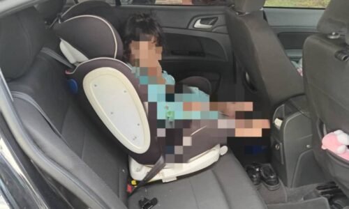 KANAK-KANAK PEREMPUAN DUA TAHUN TERPERANGKAP DALAM KERETA