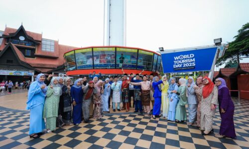 MEREMAJAKAN MENARA TAMING SARI