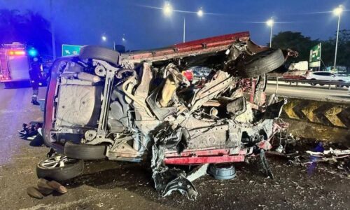 TIGA MAUT, KERETA TERBABAS LANGGAR PEMBAHAGI JALAN