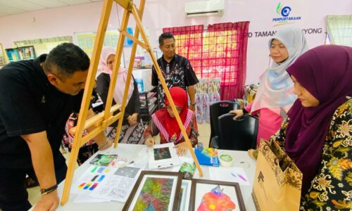 CUNGKIL BAKAT GURU DALAM TEKNIK MEWARNA KRAYON