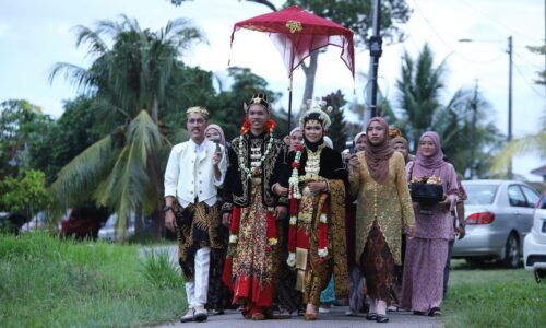ADAT PERKAHWINAN JAWA ‘MENYALA’ DI KAMPUNG BUKIT DURIAN