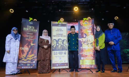 TIGA PEMENTASAN TEATER MELAYU WARNAI PANGGUNG BANGSAWAN
