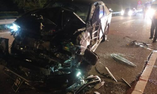 POLIS BURU PENUMPANG TOYOTA HILUX LARIKAN DIRI SELEPAS KEMALANGAN