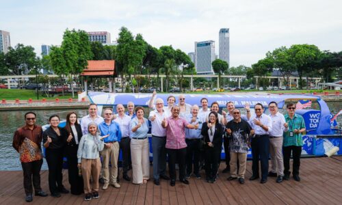 DELEGASI WEC NIKMATI PELAYARAN MELAKA RIVER CRUISE