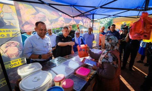 WRUR: 20 PENJAJA DISANTUNI, TERIMA LESEN PERNIAGAAN MBMB