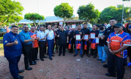 SELARAS PENEMPATAN PENIAGA DI PANTAI PUTERI