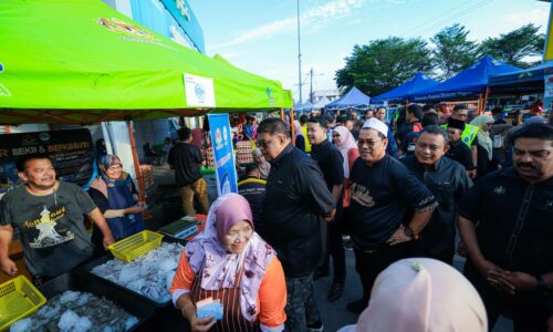 WRUR JAMBATAN KUKUH PENGHUBUNG KERAJAAN DAN RAKYAT