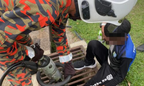 MURID SEKOLAH CEMAS KAKI TERSEPIT BESI LONGKANG