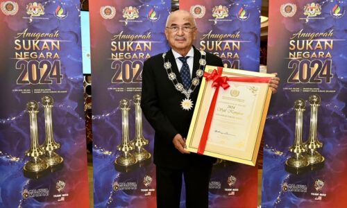 TUN DR. MOHD ALI TERIMA ANUGERAH TOKOH SUKAN NEGARA