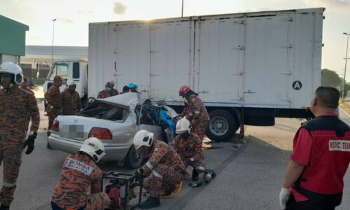 DUA MAUT KERETA TERPEROSOK BAWAH LORI BUAT PUSINGAN U