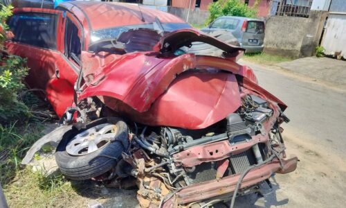 KERETA TERBABAS, SUAMI ISTERI TERSELAMAT