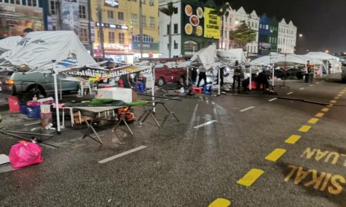 MELAKA BERI INSENTIF KEPADA 1,300 PENIAGA TERJEJAS RIBUT