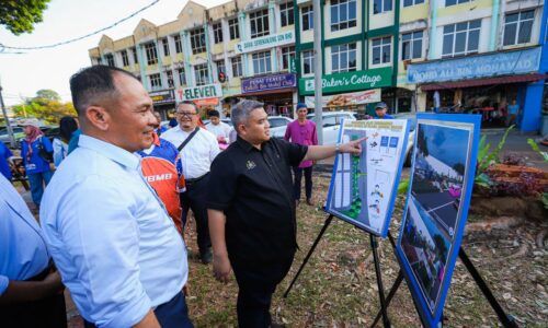 TAMAN PERMAINAN PLAZA SUNGAI UDANG DINAIK TARAF