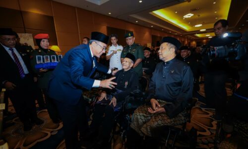 1,000 VETERAN ATM MELAKA DAN NEGERI SEMBILAN TERIMA PJM