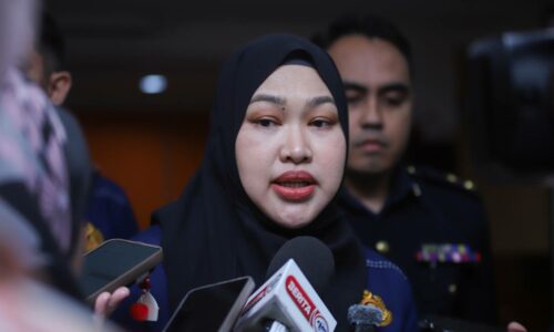 PSV TAMAT TEMPOH, GUNA TELEFON BIMBIT KETIKA MEMANDU ANTARA KESALAHAN DIKESAN DALAM OP PINKY
