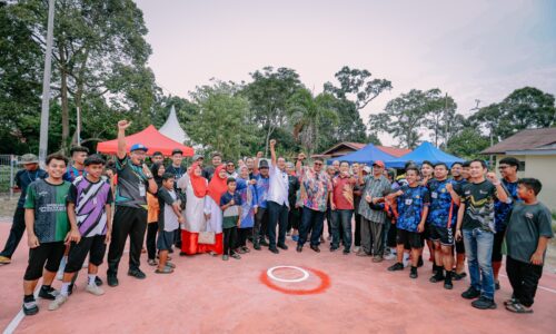 KETUA MENTERI ‘TERJAH’ WRUR BEMBAN, SANTUNI PENDUDUK KAMPUNG