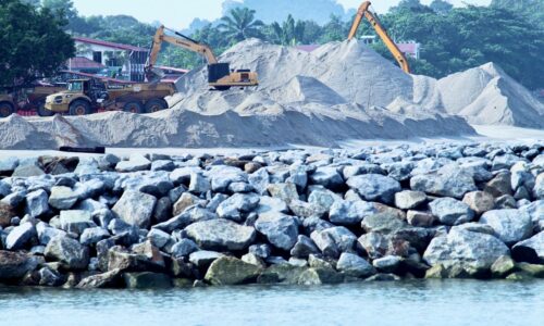 DUA PROJEK ATASI HAKISAN PANTAI DI MELAKA