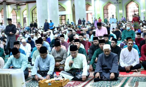 TYT BERSAMA RIBUAN UMAT ISLAM TUNAI SOLAT SUNAT AIDILADHA DI MASJID NEGERI