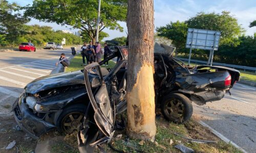 DUA LELAKI MAUT, KERETA TERBABAS REMPUH POKOK