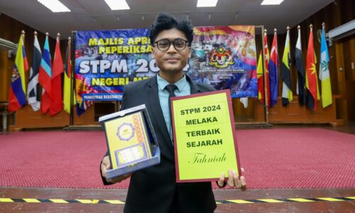 ANAK MELAKA PELAJAR TERBAIK SEJARAH STPM 2024