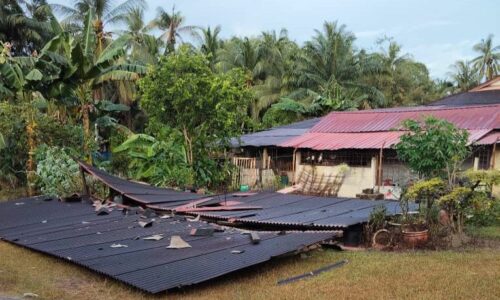 RIBUT BADAI AYER MOLEK, LEBIH 150 RUMAH TERJEJAS