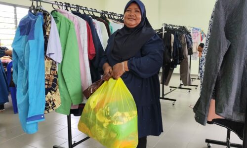 SAKAN PILIH BAJU ‘BARU’ DI FREE MARKET