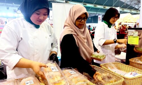 PELAJAR IKTBN ALOR GAJAH JUAL ROTI AIR TANGAN SENDIRI