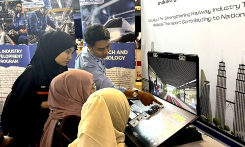 SIMULATOR LRT TARIK MINAT PELAJAR TEROKA DUNIA INDUSTRI REL