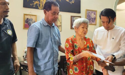 KELUARGA BEKAS PEMAIN BOLA SEPAK KEBANGSAAN LUAH RASA TERHARU