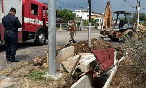 LELAKI MAUT DIHEMPAP RUNTUHAN PAPAN TANDA BATU