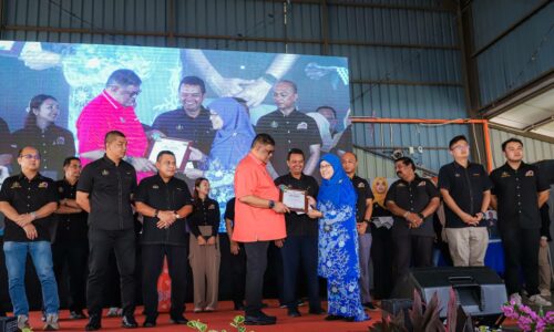 AZIZAH IKON WANITA BEMBAN 2025