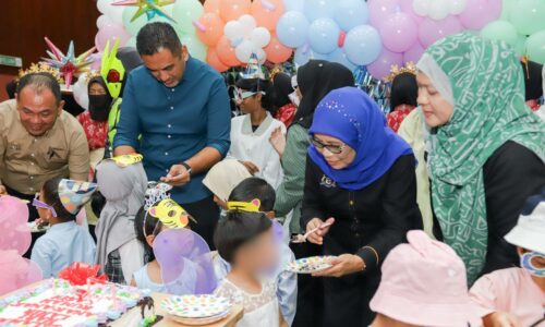 WRUR DUYONG UKIR SENYUMAN ANAK-ANAK RUMAH KASIH