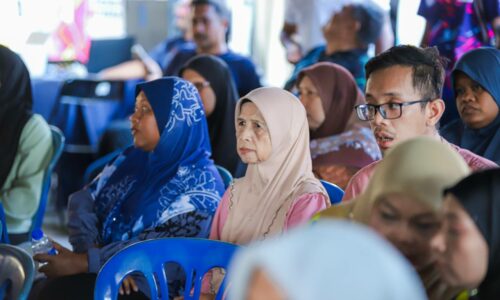 PENDUDUK KAMPUNG SIMPANG SEMABOK PUJI INISIATIF KAMPUNG DIGITAL